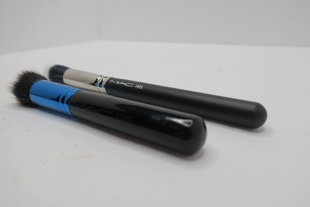 MAC Cosmetics Duo Fibre Makeup Brush Lot Set of 2